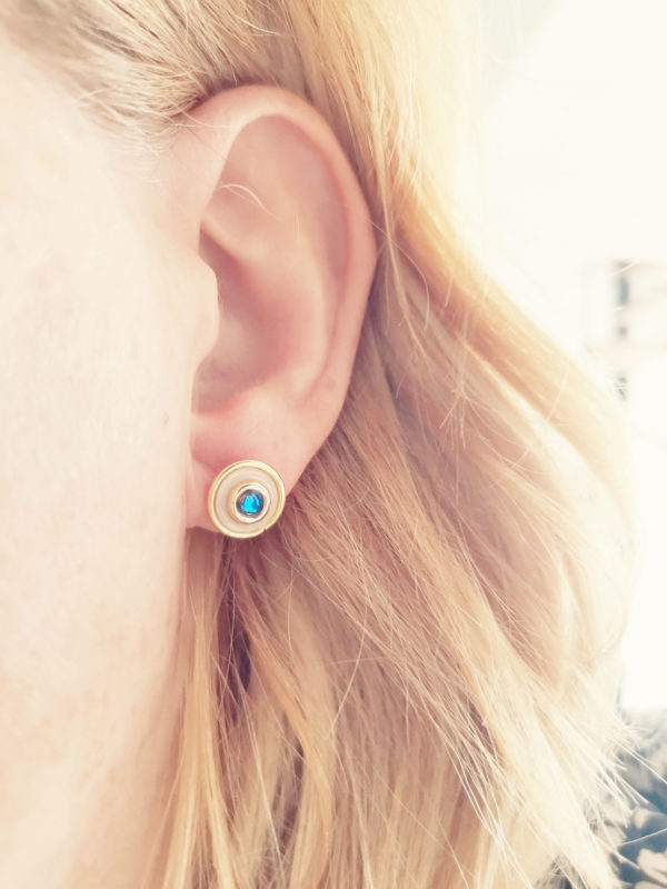 Boucle d'oreilles rondes dorées – Image 2